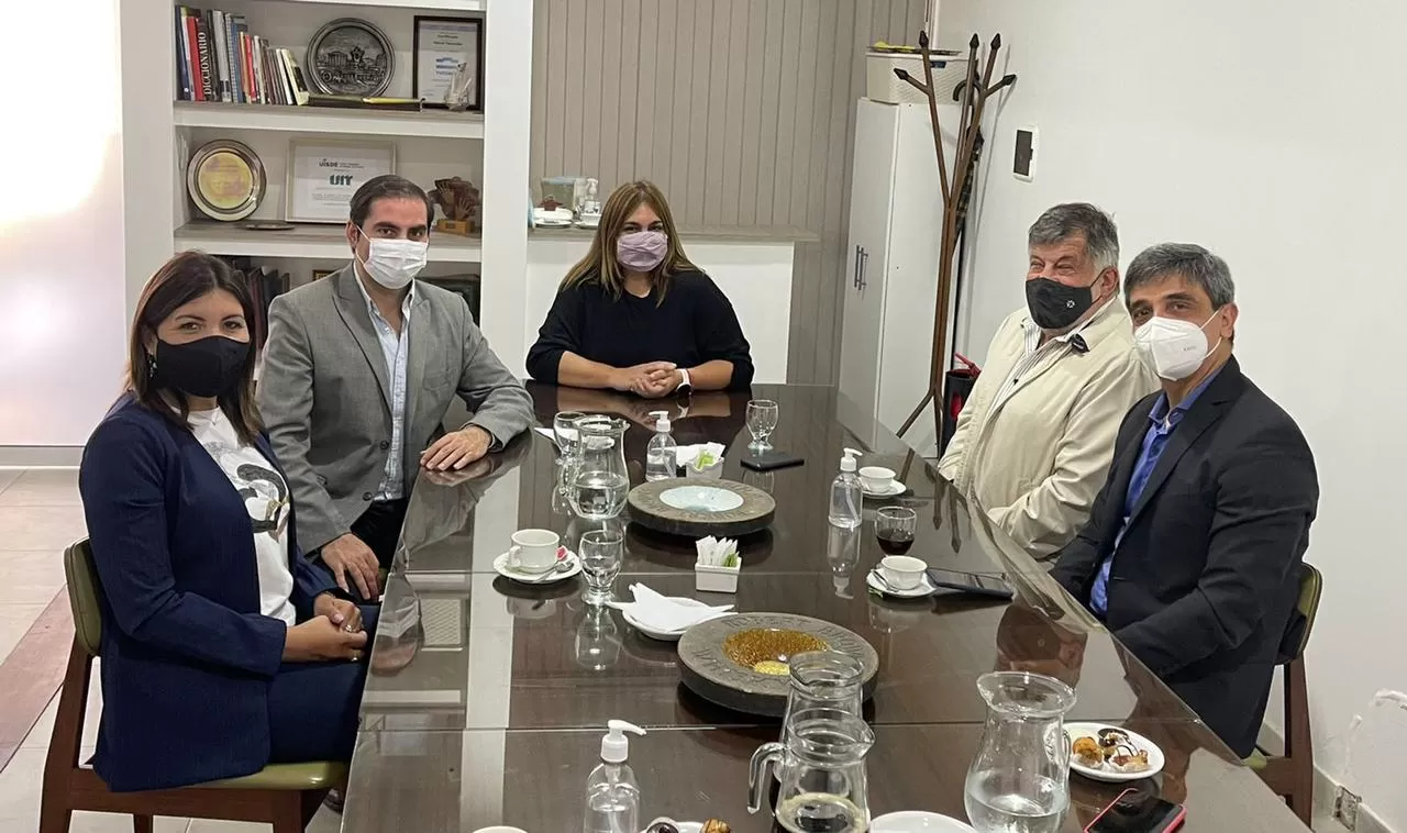 Pablo Yedlin y Sandra Mendoza, con autoridades de la Unión Industrial Tucumán