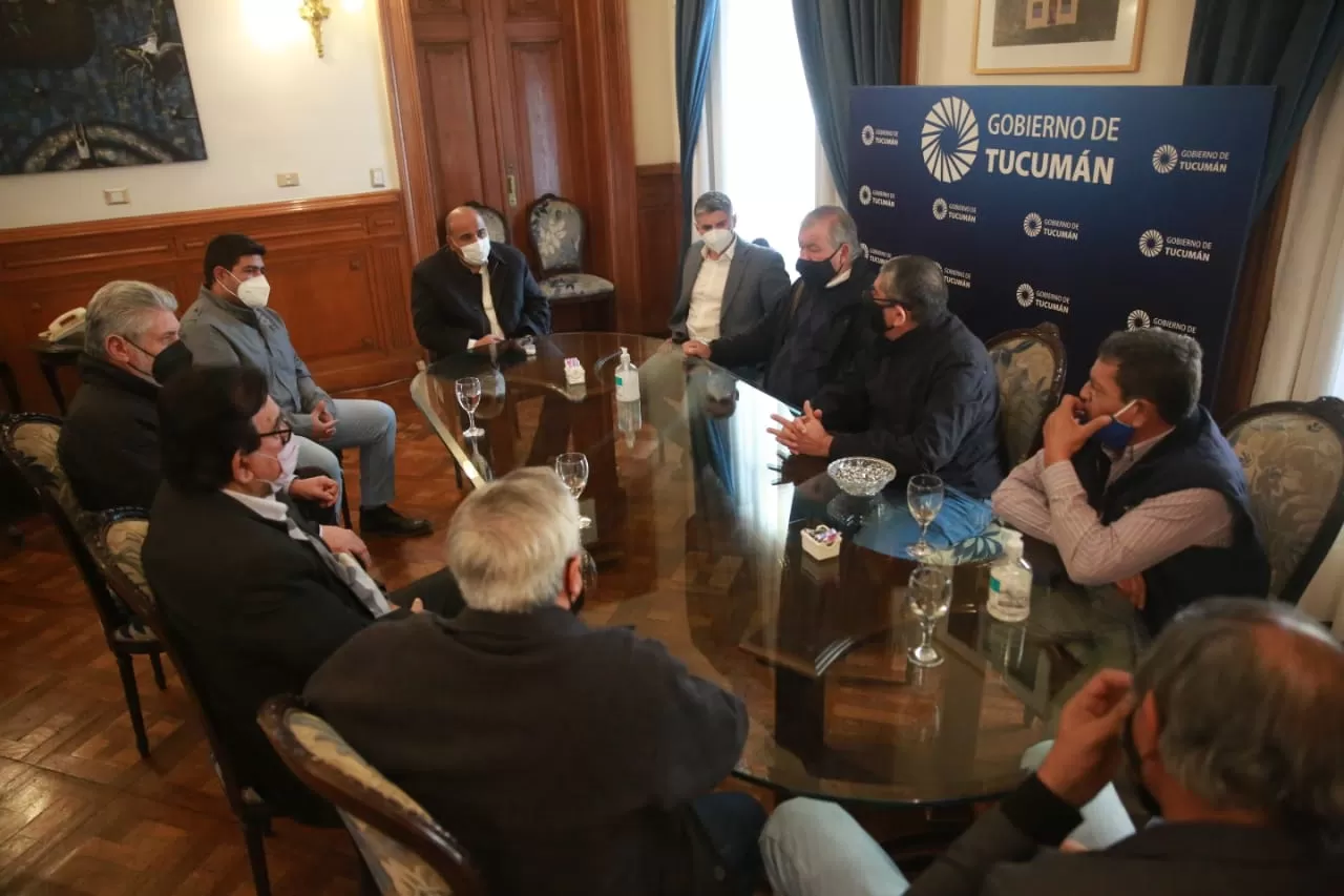 EN CASA DE GOBIERNO. Manzur, con dirigentes de Alderetes. Foto: Comunicación Pública