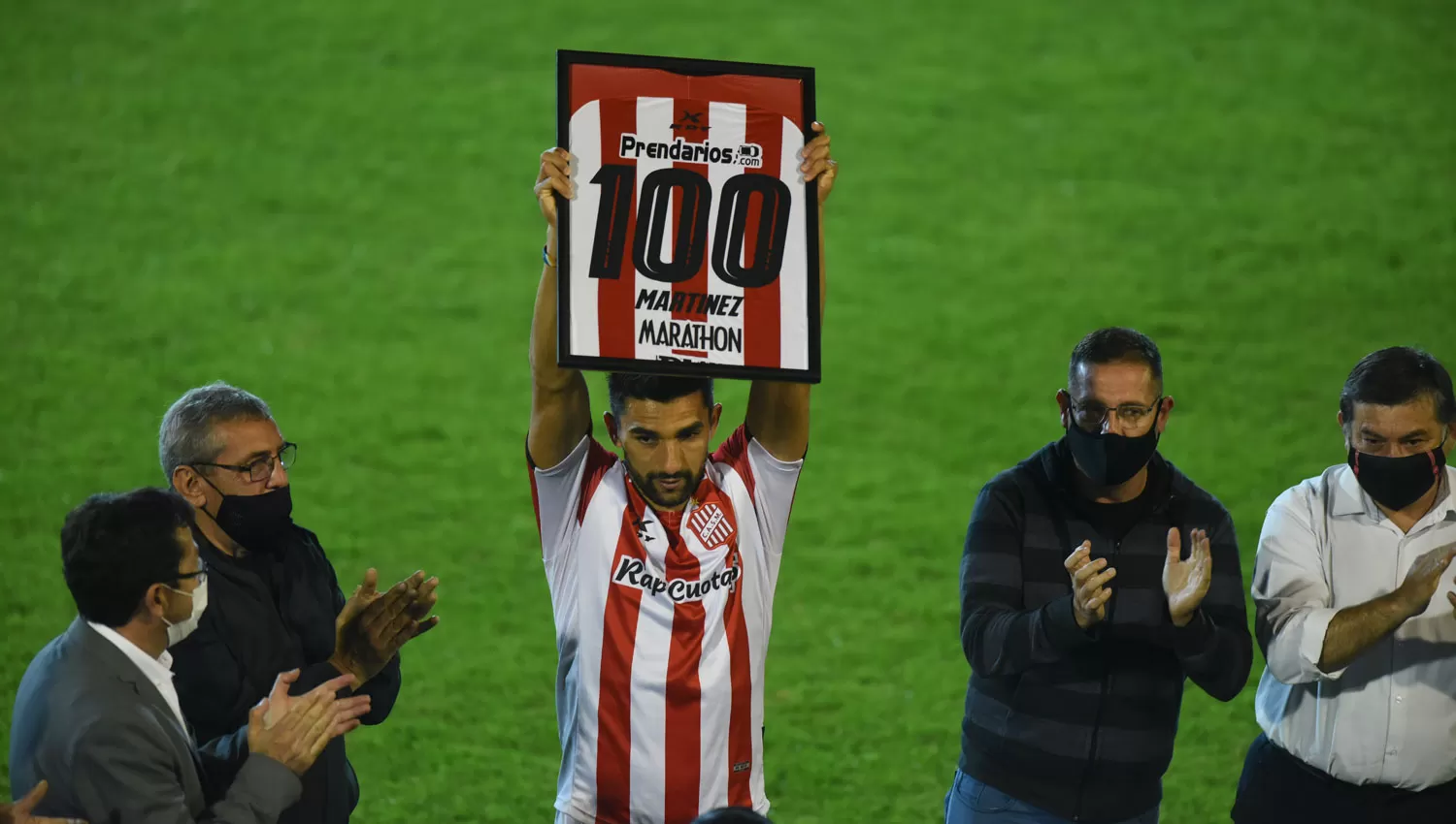 RECONOCIMIENTO. A Maximiliano Martínez por los 100 partidos