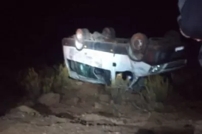 Un mujer murió y otras 10 personas sufrieron heridas al volcar un minibús en el norte de Jujuy