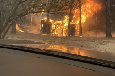 Por incendios forestales en Córdoba hay evacuados y decenas de viviendas quemadas