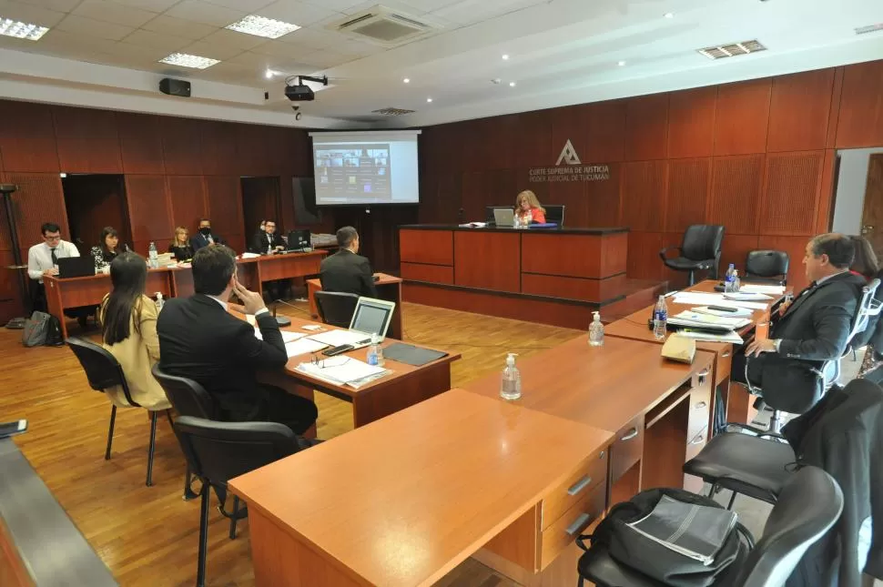 SE INICIÓ EL JUICIO. Roberto Rejas declara frente a la jueza Stella Maris Arce. Los demás camaristas vieron por Zoom. 