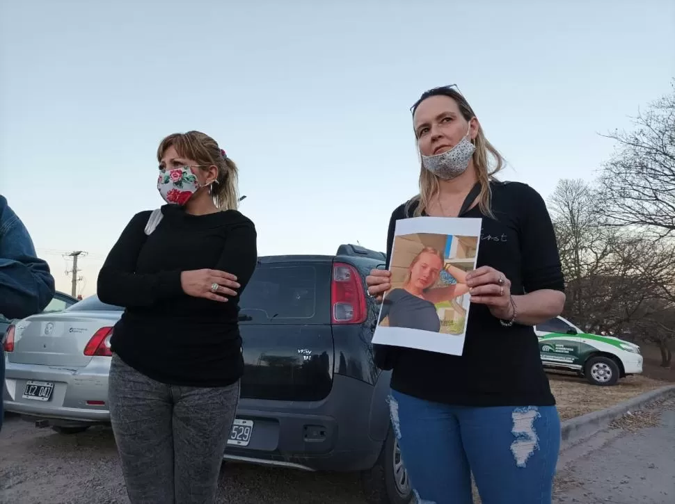 PEDIDO. Junto a una foto de su hija, Gabriela Bardi exigió justicia y el esclarecimiento del caso.  