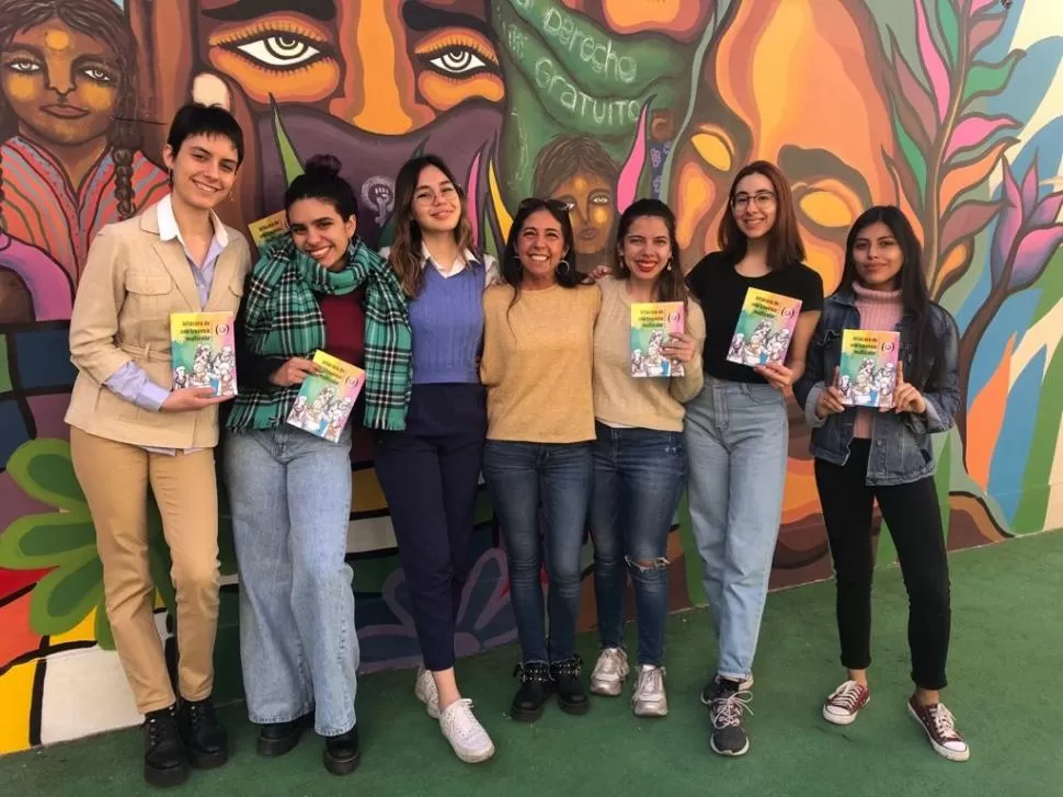 EQUIPO EDITORIAL. Al medio, Soledad Deza, titular de Mujeres x Mujeres. 