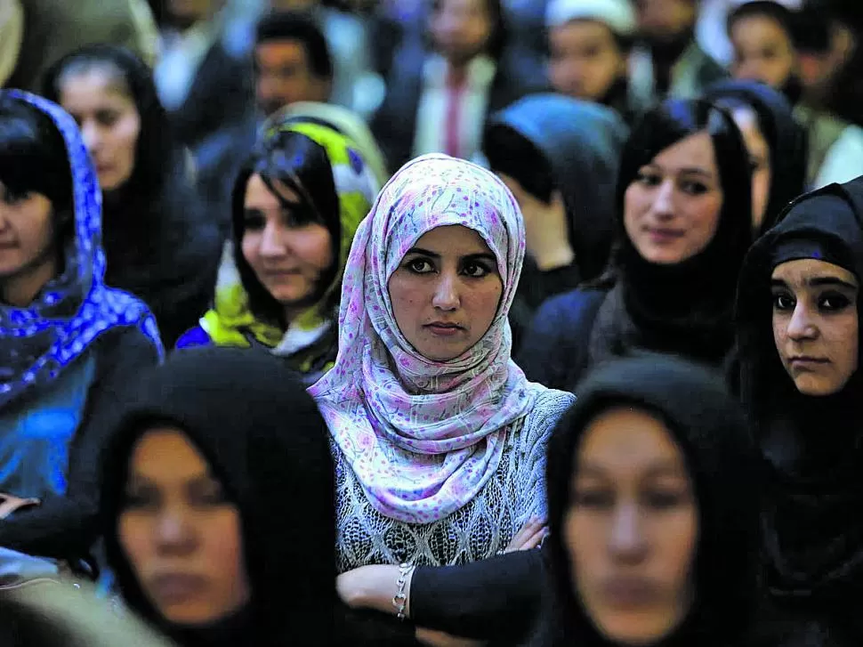 ESCÉPTICAS A LAS PROMESAS. Las mujeres, bajo la ley islámica, tienen derechos que los talibanes no reconocen, como el de tener propiedades o trabajar. Por eso, nadie les cree la promesa de que se respetarán los derechos de las mujeres “dentro de los límites del Islam”. 