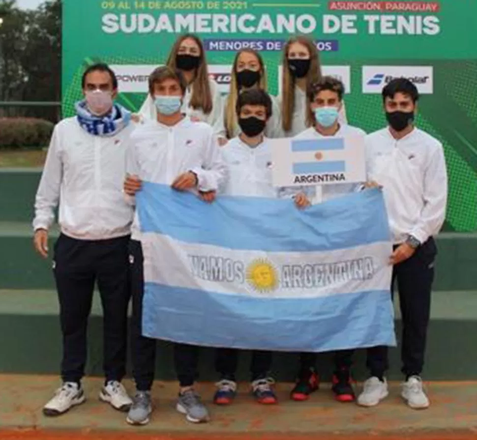 JUNTOS. Zeitune (cuarto) posa con sus compañeros y con las chicas de la selección nacional. 