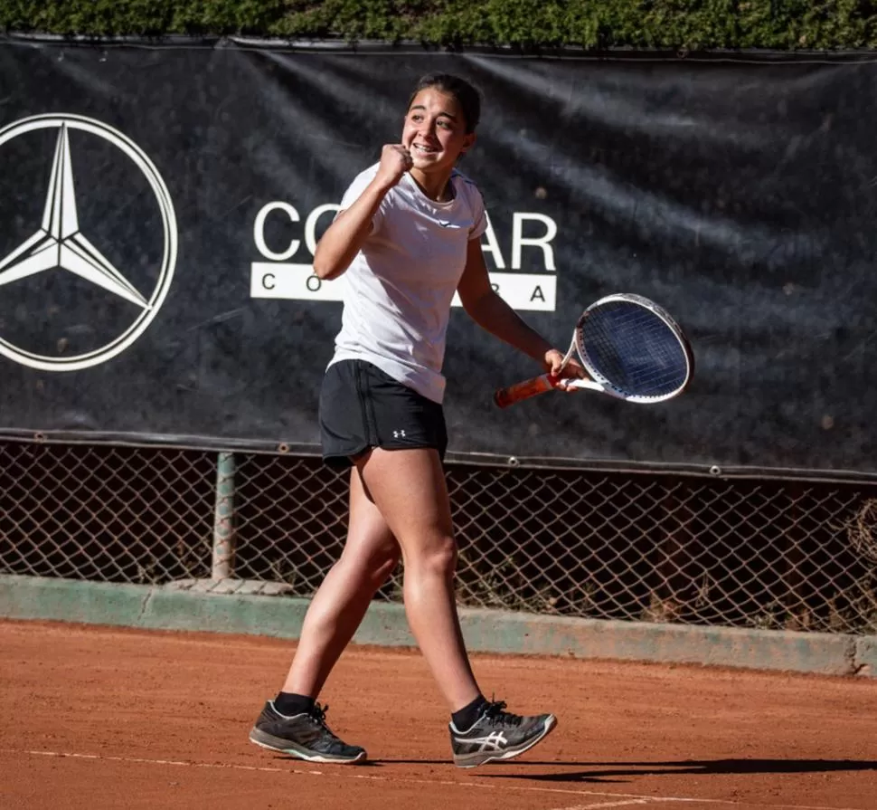 POSITIVO. Zóttoli festeja con convicción cerrando el puño hacia su gente un punto ganado.  