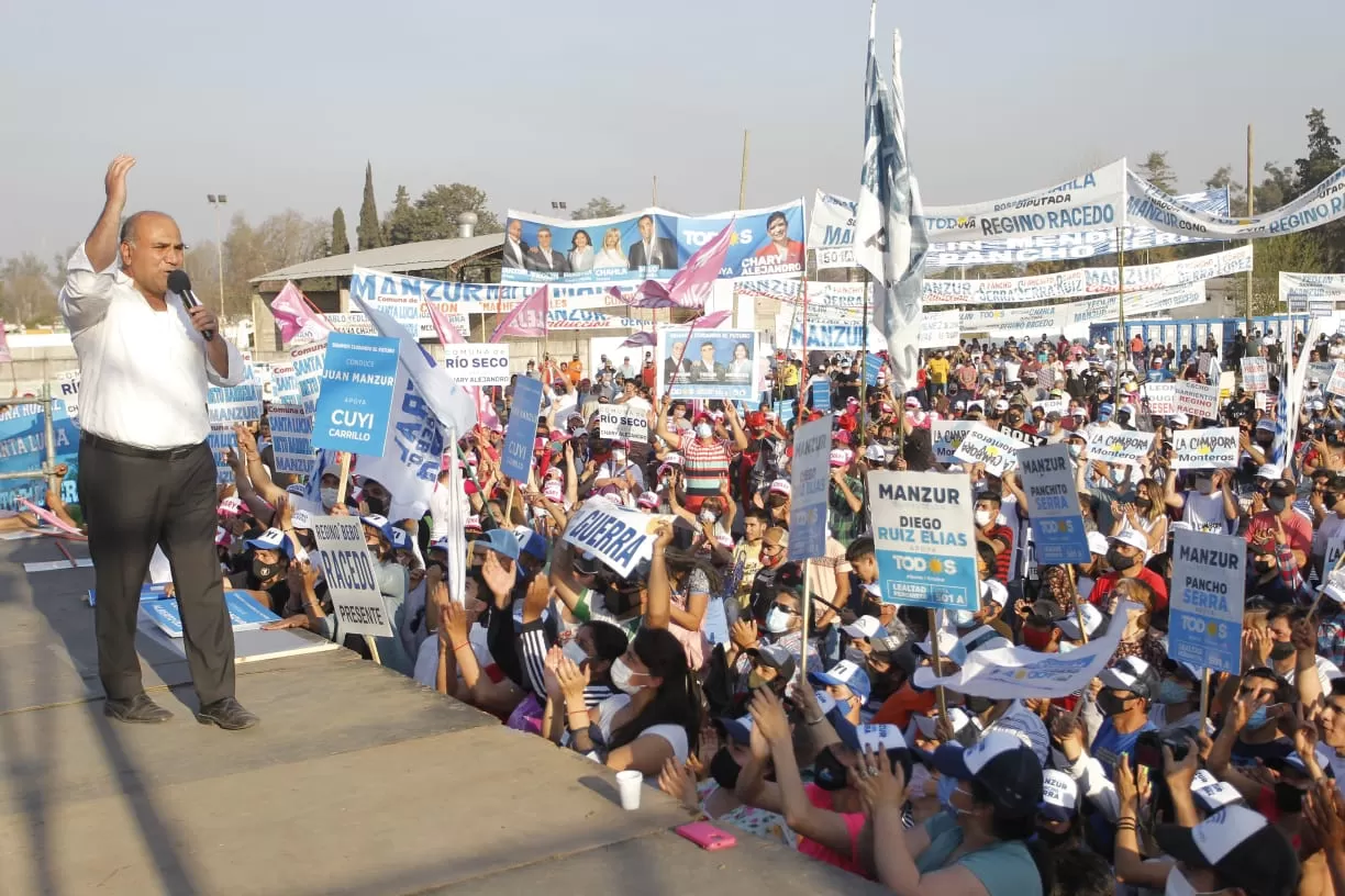 ANTE UNA MULTITUD. Manzur, en un acto de campaña, en Monteros. Foto: Comunicación Pública