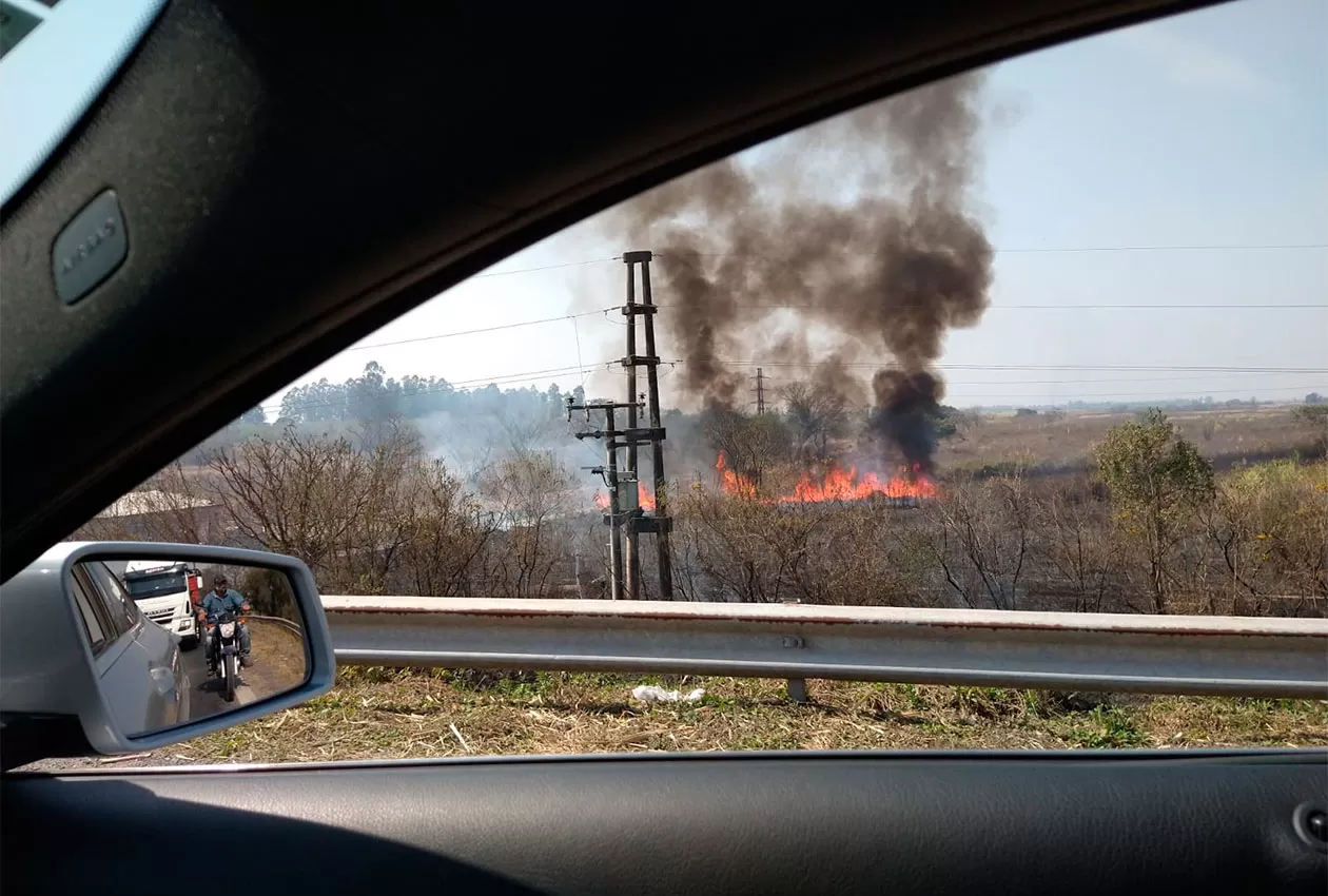 Una quema de cañaverales complicó el tránsito sobre la ruta 9, a la altura de San Andrés