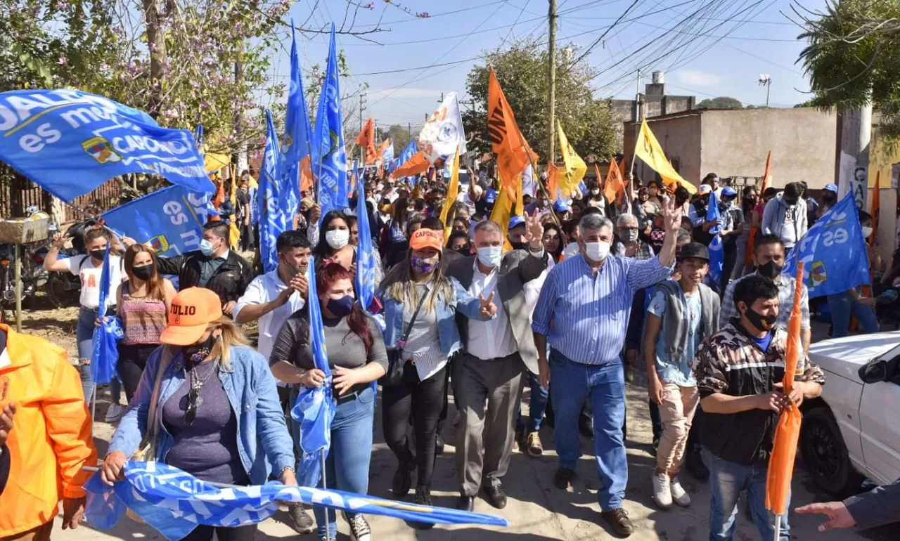 RECORRIDA. Jaldo, junto a vecinos y a dirigentes de su espacio. Foto: Prensa HLT