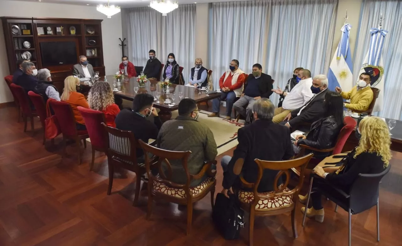 EN LA LEGISLATURA. Jaldo, con representantes de un sindicato docente. Foto: Prensa HLT