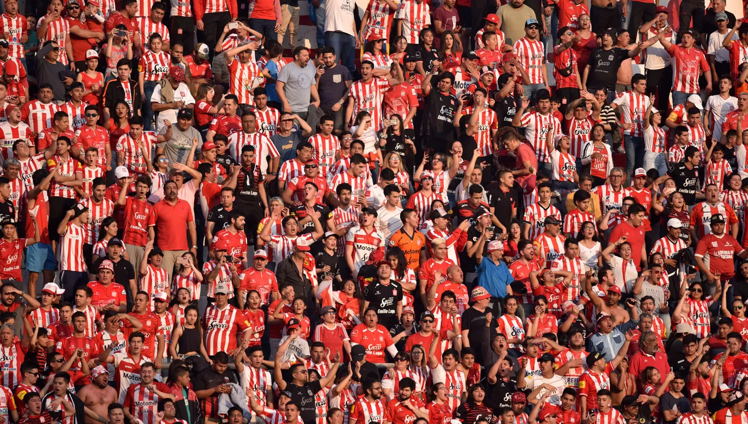 A LAS TRIBUNAS. Los hinchas cuentan las horas para poder volver a ver a su equipo.