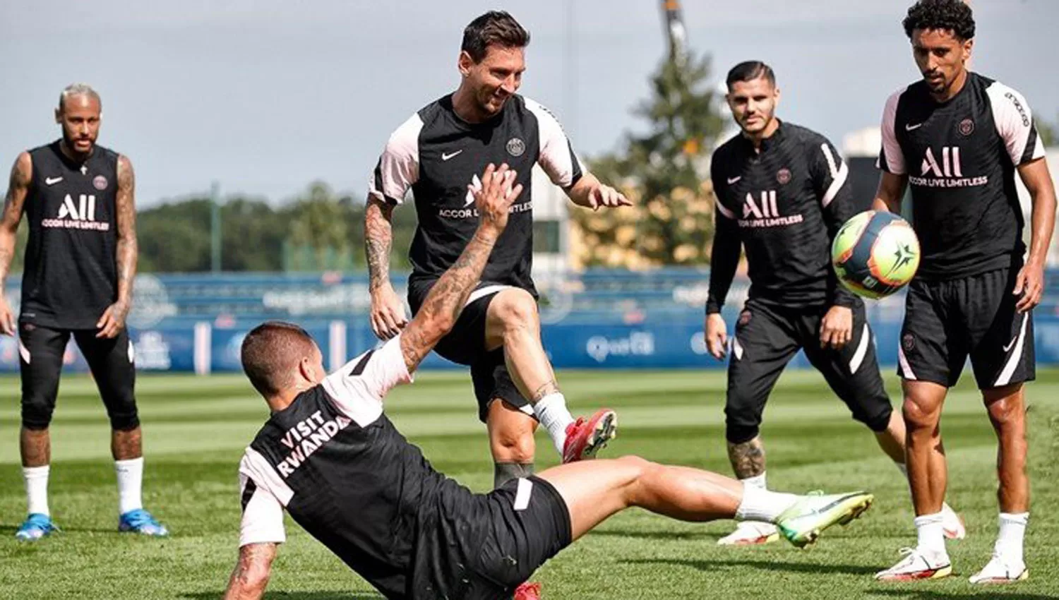 A PUNTO. El cuerpo técnico de PSG lleva apenas una semana de trabajo junto a Messi.