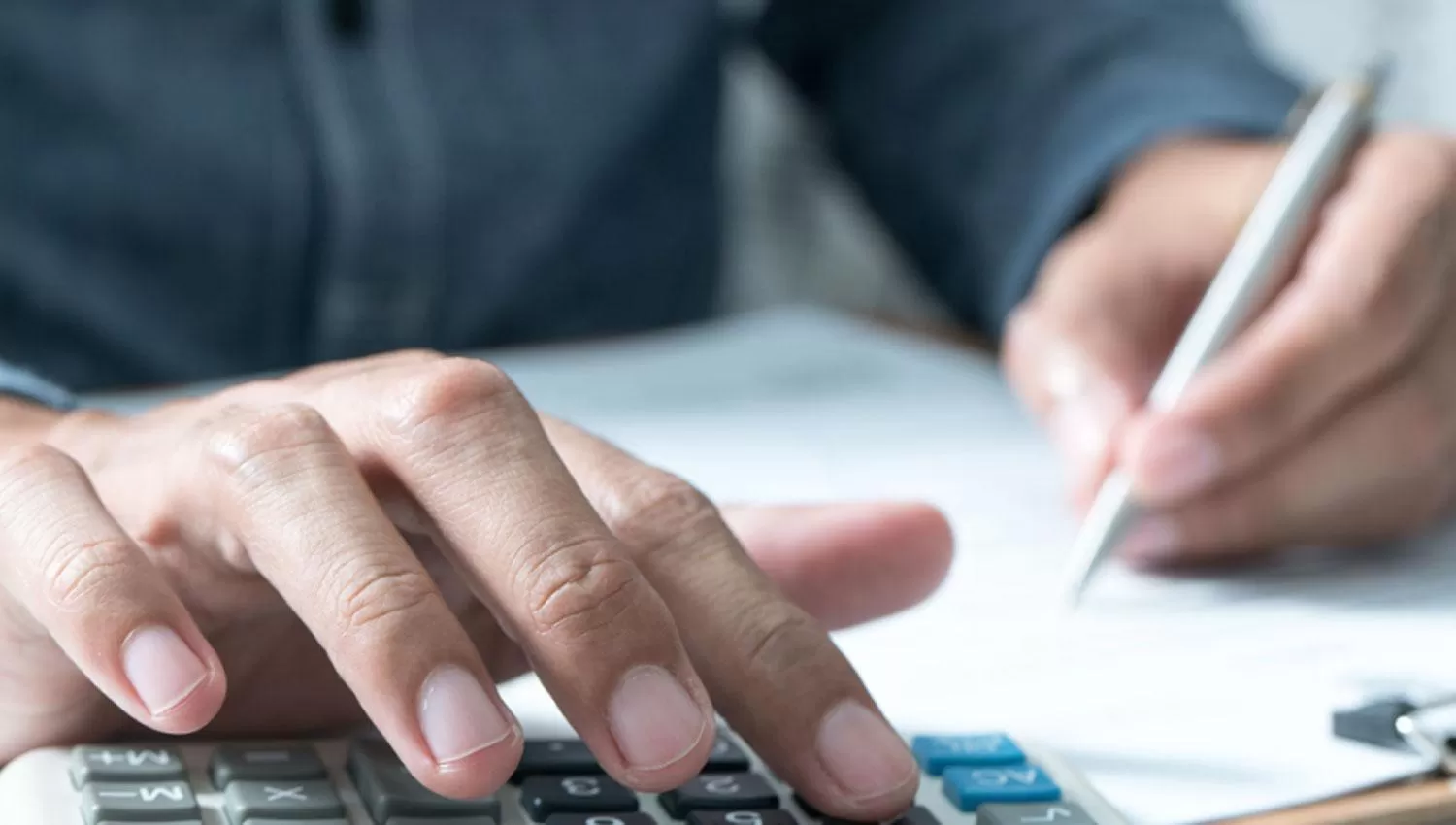 La fuerte carga impositiva encarece el financiamiento de familias y empresas