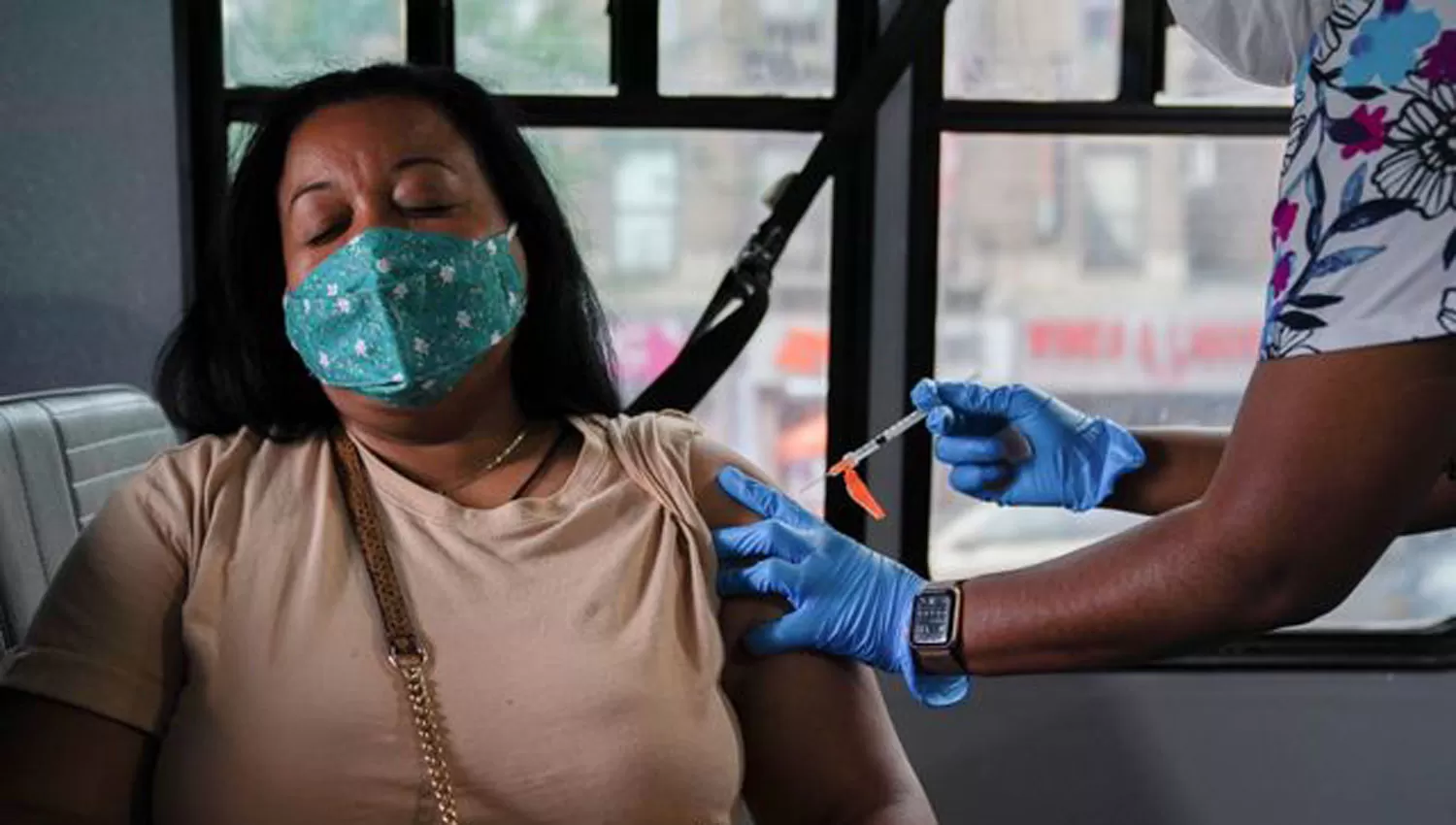 VACUNACIÓN. Una mujer recibe la dosis de Pfizer en el Bronx, en Nueva York.