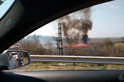 Una quema de cañaverales complicó el tránsito sobre la ruta 9, a la altura de San Andrés