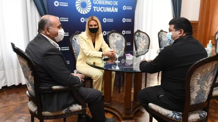 EN CASA DE GOBIERNO. Manzur, junto a Ramón Díaz y a Lorenna Cuba. Foto: Comunicación Pública