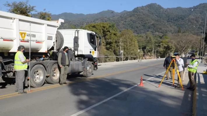 Especialistas realizan una prueba de carga sobre el puente.