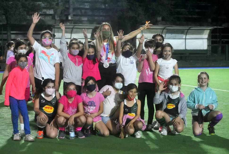 FELICES. Las pequeñas quedaron fascinadas con la medalla que “Vicky” llevaba colgada. 