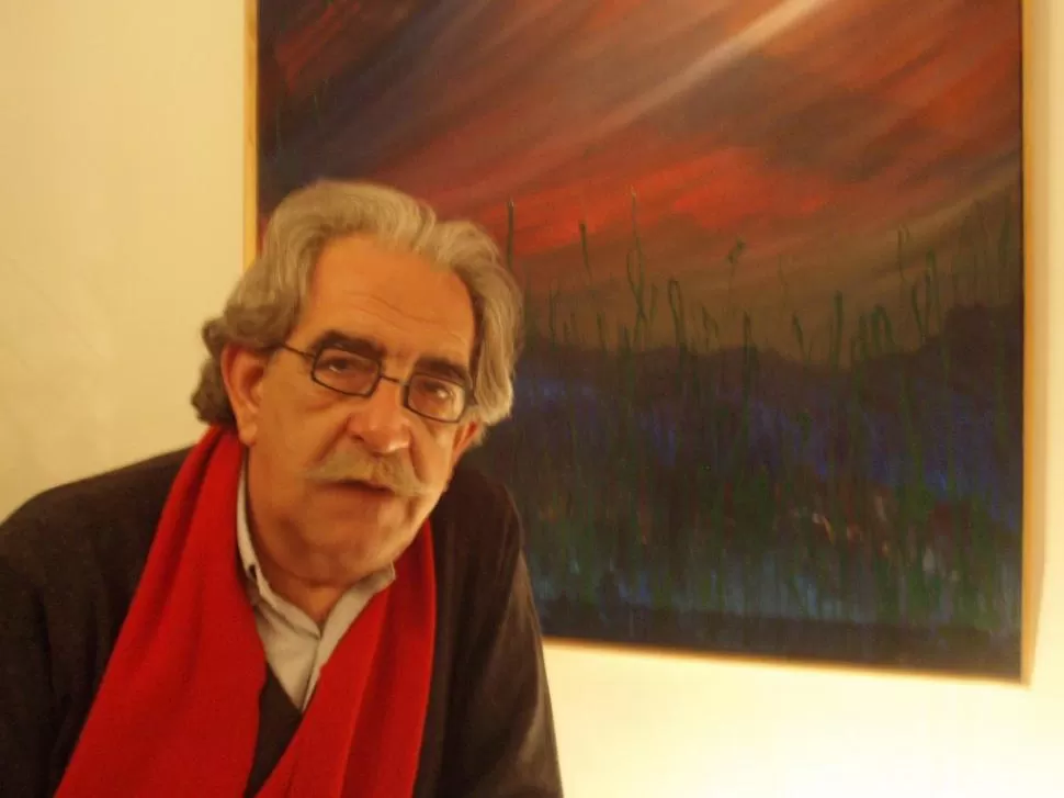 UN ARTISTA CREATIVO. Enrique Ponce posa junto a una de sus pinturas.  