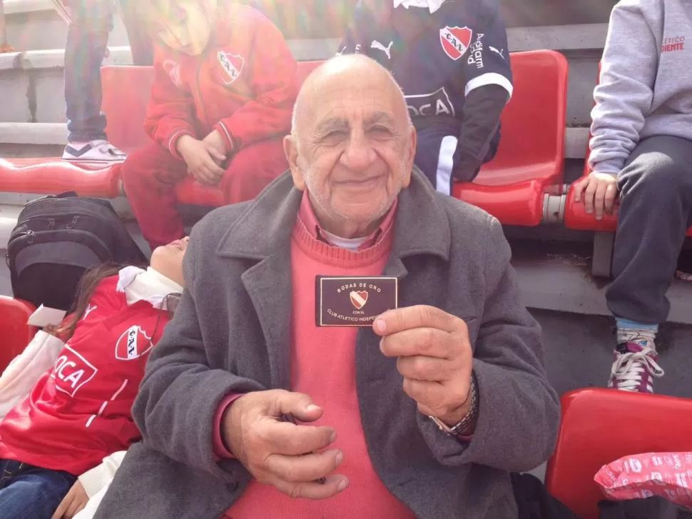 SOCIO DEL “ROJO”. Mejail, mostrando orgulloso su carnet de Independiente, del que fue representante en Tucumán. 