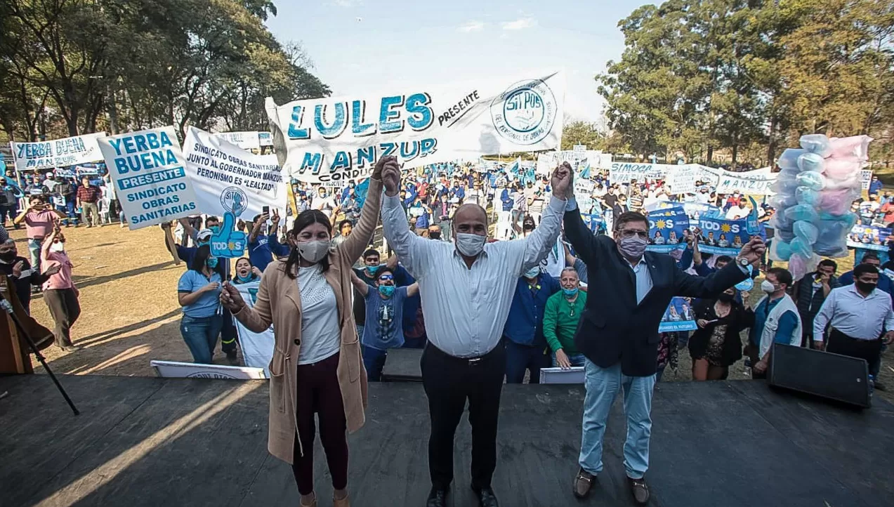 EN CAMPAÑA. Manzur recibió el apoyo de trabajadores de Obras Sanitarias.