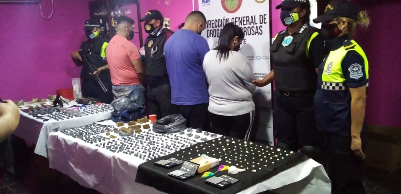 Detenidos en Famaillá por narcomenudeo. Foto prensa de la policía