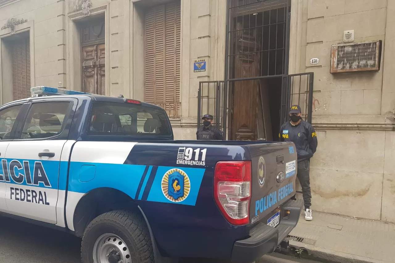 Allanan comercios en el microcentro y en Barrio Sur por posible venta de ropa apócrifa