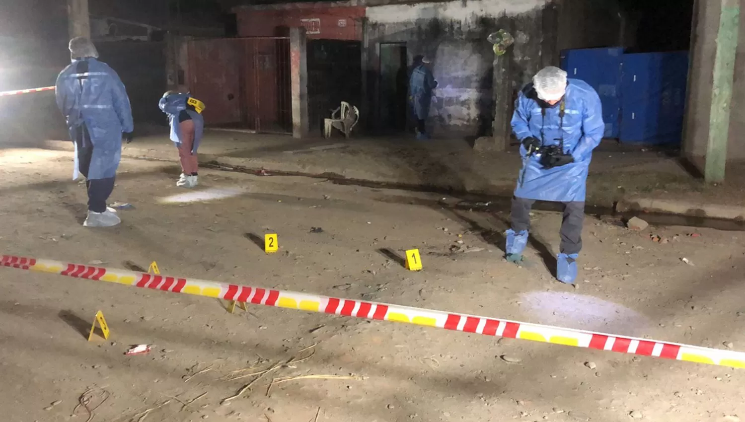 LA ESCENA. Peritos recogen material para la investigación después de la balacera en Villa Angelina.