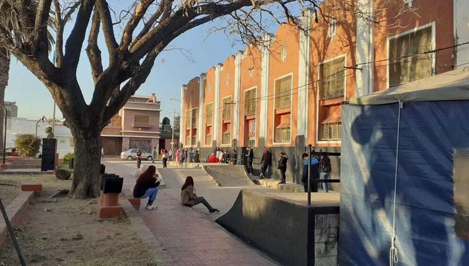 TESTEOS. En la plaza de Dean Funes hay largas colas para esperar el hisopado.