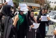 Mujeres afganas empiezan a  desafiar al régimen talibán