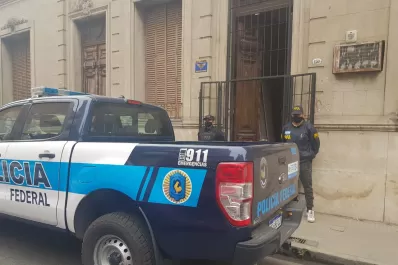 Allanan comercios en el microcentro y en Barrio Sur por posible venta de ropa apócrifa