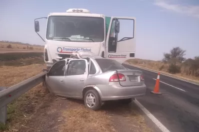 Tres personas murieron cerca de Los Puestos, al chocar de frente contra un camión