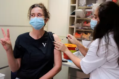 Israel comenzó a vacunar con una tercera dosis a los mayores de 40 años