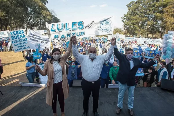 Manzur recibió el apoyo de trabajadores de Obras Sanitarias