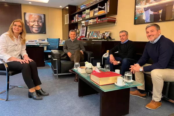 Macri irrumpió en la campaña electoral de Tucumán y se mostró con Cano y Elías de Pérez