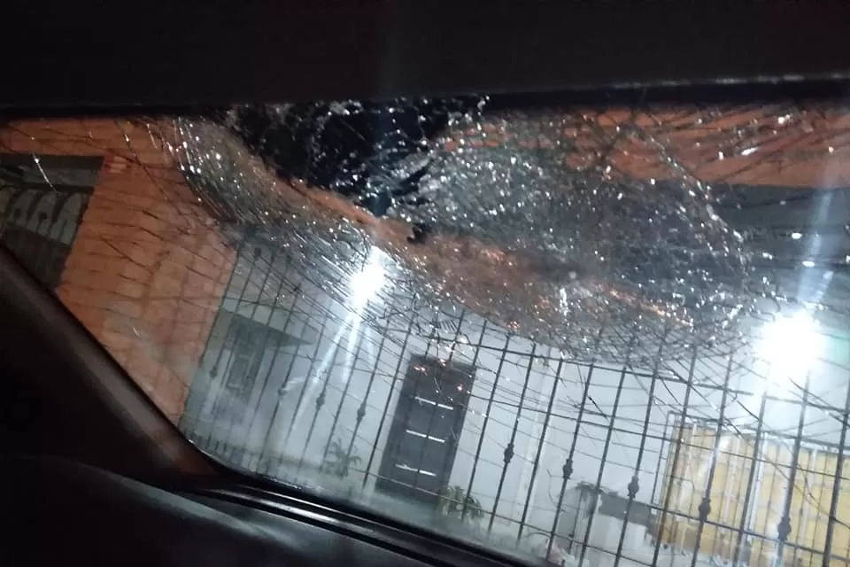 Parabrisa quebrado por el ataque con piedras en Alfredo Guzmán