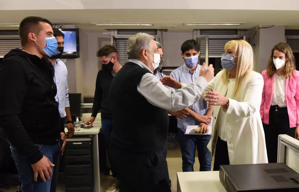 TODOS JUNTOS. Melo observa el saludo de Ruiz Olivares y Chahla. 