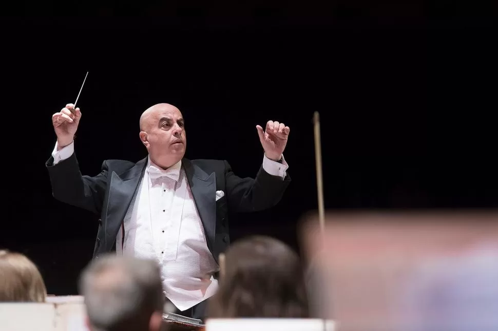 LA BATUTA. Jeff Manookian, cuando ocupaba el podio de la Estable. la gaceta / archivo