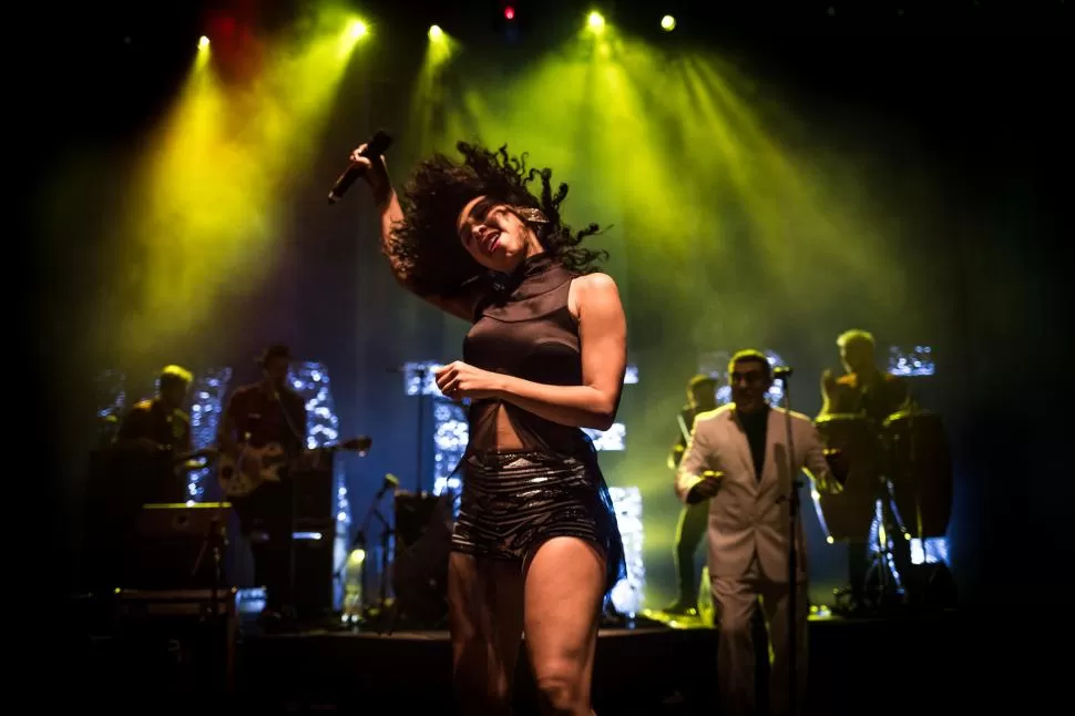 POPULARIDAD. Nacida hace 12 años, la banda es una cooperativa de 15 integrantes, con cuatro discos, un premio Gardel y una legión de fans.  