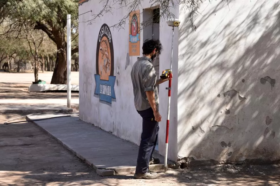 EN PLENO TRABAJO. Un técnico de la Dirección de Catastro realiza mediciones en el camping La Soñada. 