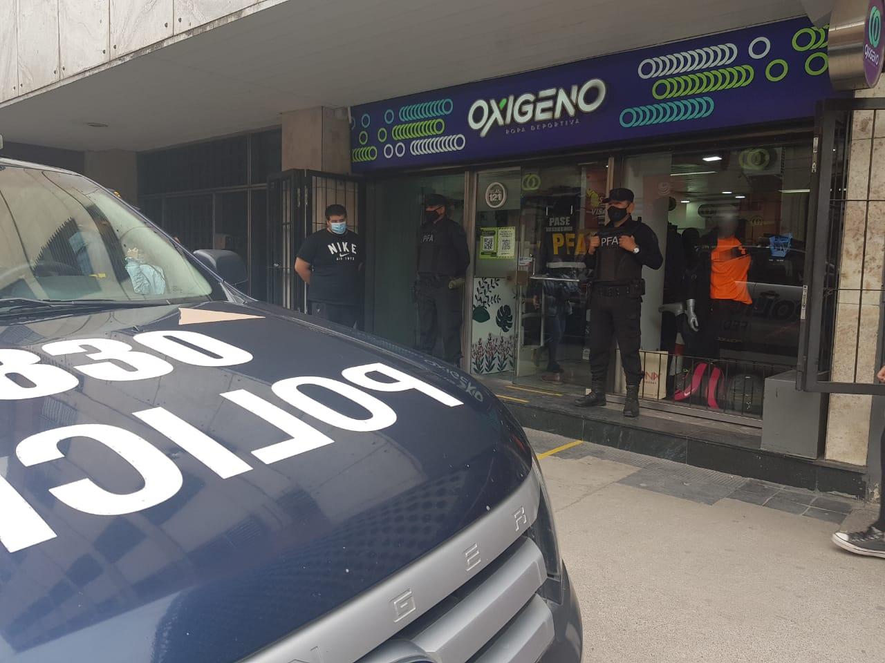 Allanan comercios en el microcentro y en Barrio Sur por posible venta de ropa apócrifa