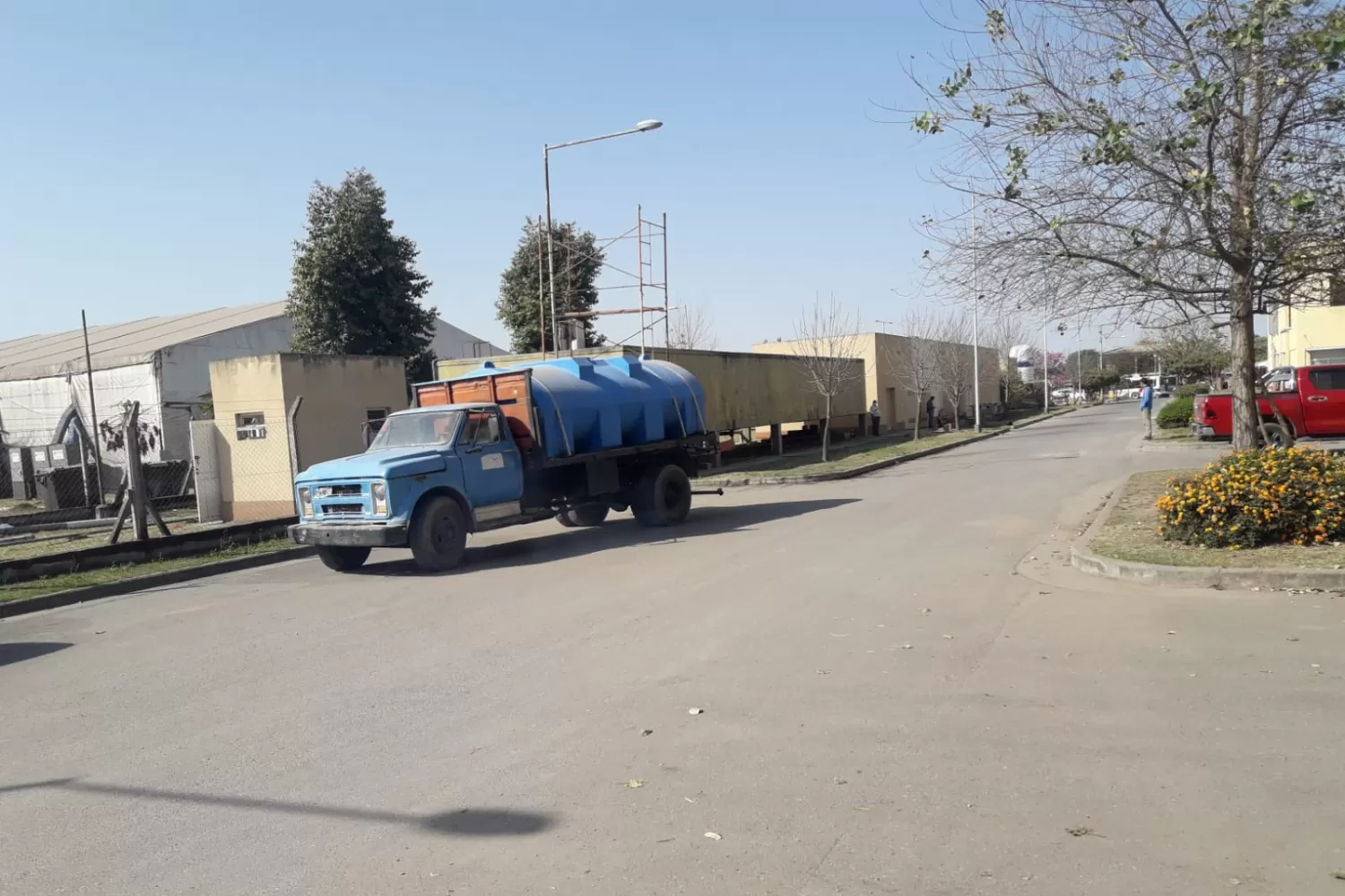 CAMIÓN CISTERNA. Transporte de agua para el Hospital del Este.