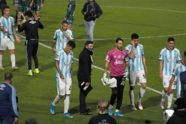 Los hinchas creen que el cuerpo técnico es el responsable del mal momento de Atlético Tucumán