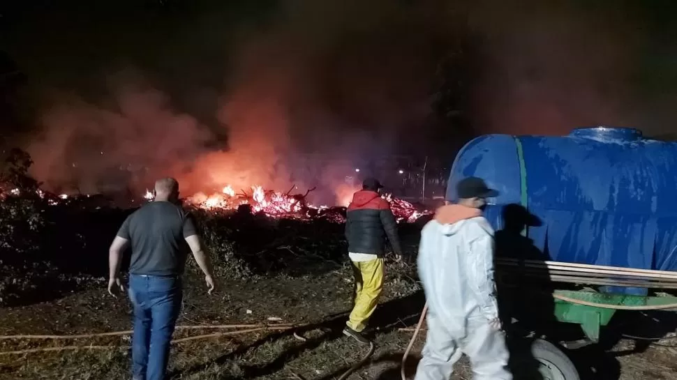 AGUA. Hicieron falta entre seis y ocho camiones para apagar el fuego. 