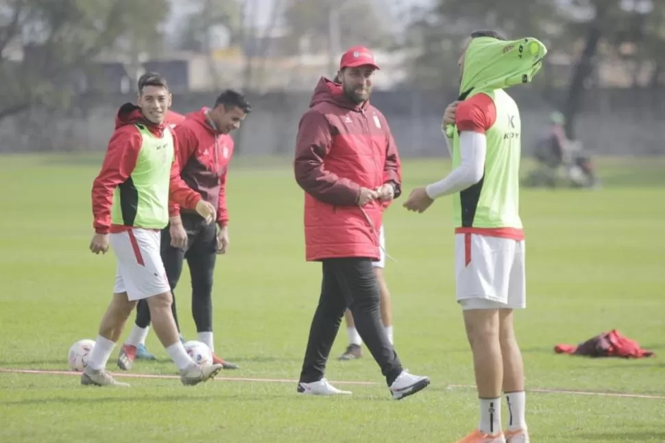 BUENA ONDA. El plantel “santo” se entrenó pensando en el duelo con Chacarita, con energías renovadas luego de la victoria. 