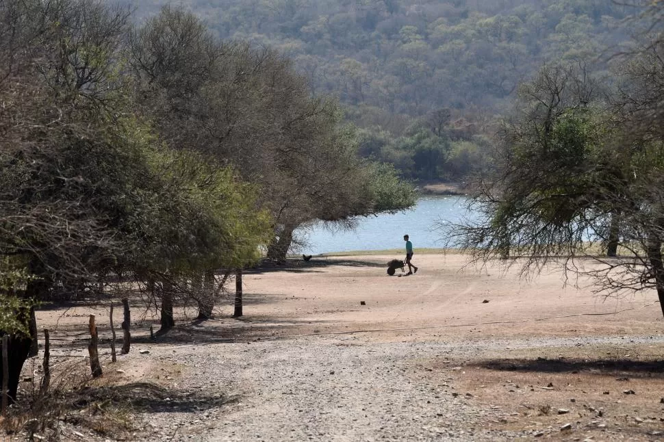 UN LUGAR ENCANTADOR. Un trabajador realiza tareas de mantenimiento en uno de los clubes de la localidad de Ticucho 
