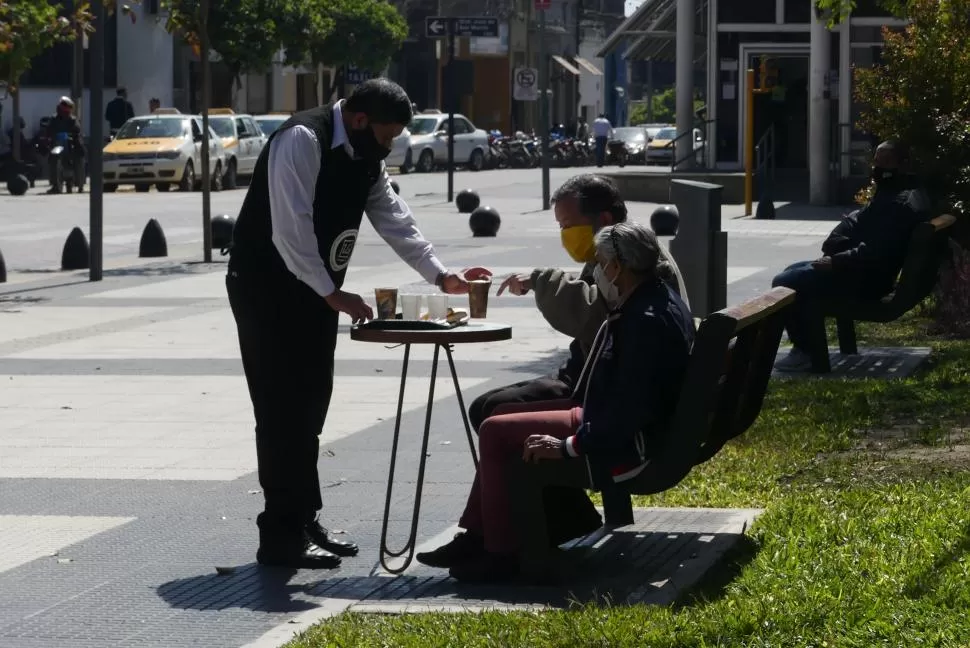 FLEXIBILIZACIONES. Los bares podrán ampliar el horario para recibir clientes.  