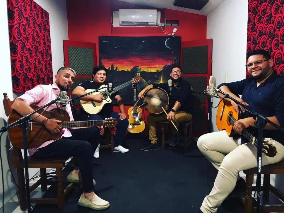 EN MALPARIDA. Los 4 de Tucumán invitan a disfrutar de la peña capitalina. 