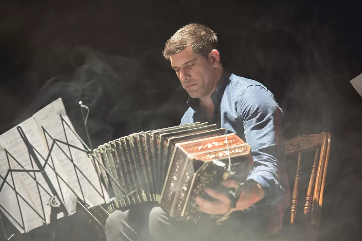UNA PASIÓN FAMILIAR. Daniel Ruggiero es bandoneonista, como fue su padre, y también su hermano Adrián heredó la misma vocación musical.